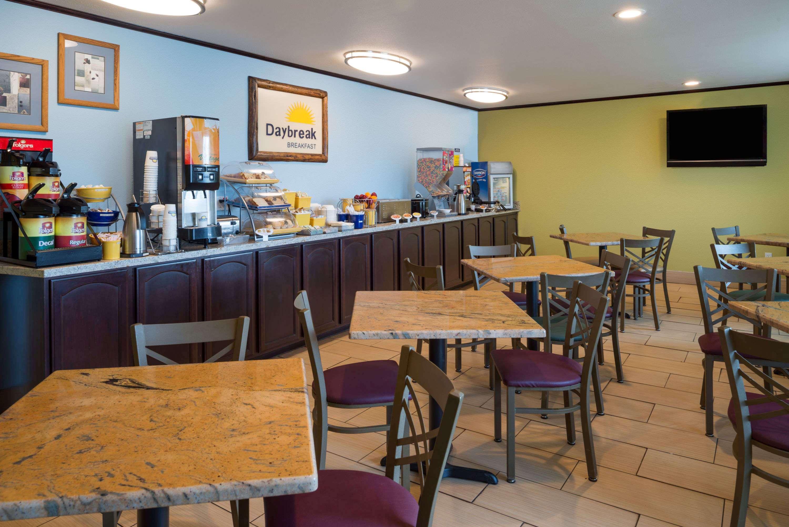 Days Inn & Suites By Wyndham Spokane Airport Еъруей Хайтс Екстериор снимка