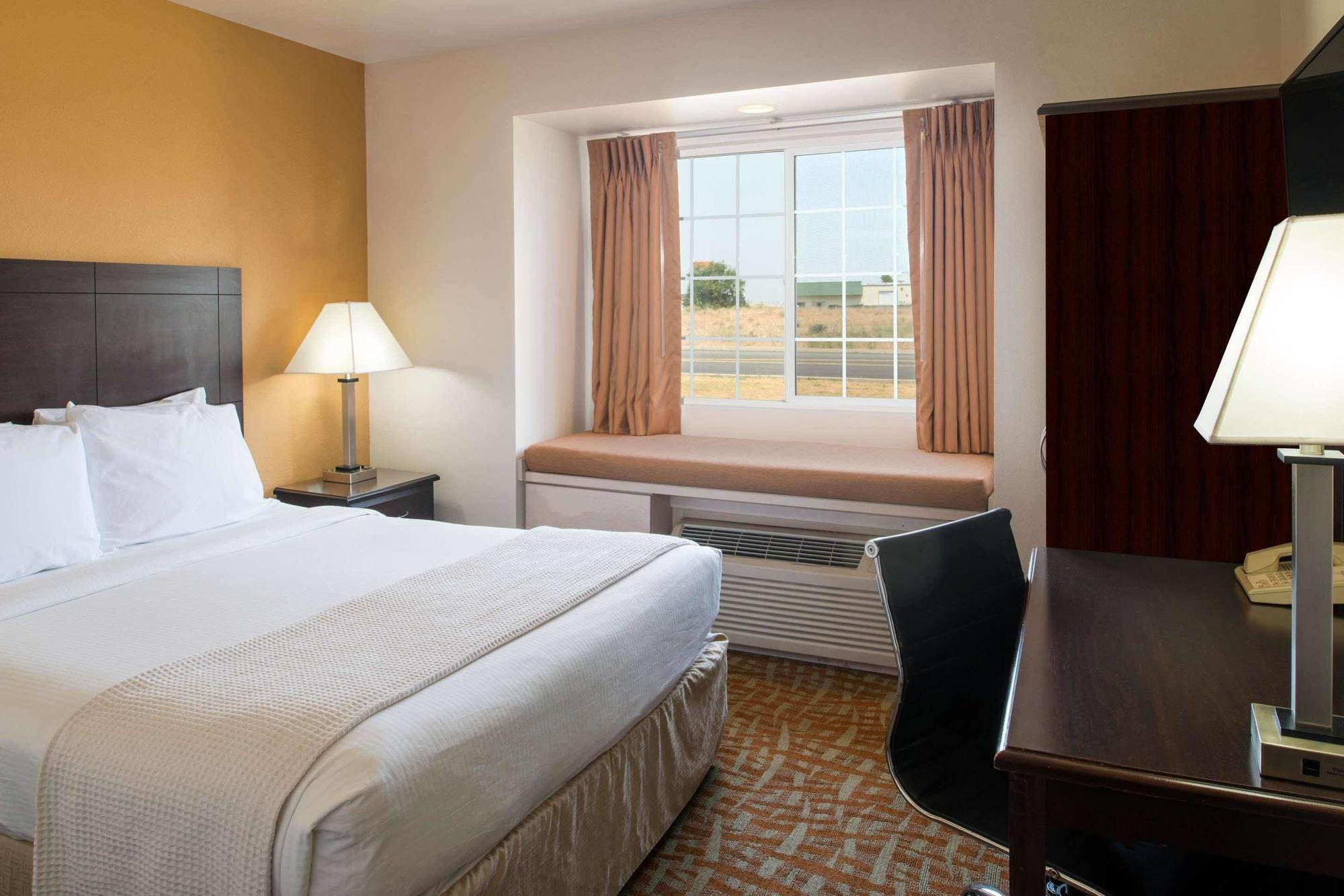 Days Inn & Suites By Wyndham Spokane Airport Еъруей Хайтс Екстериор снимка